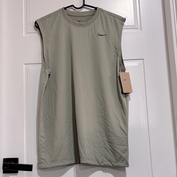 The Nike Tee Training DRI-FIT crewneck muscle, Swoosh logo, athletic,lightweight - Picture 1 of 8